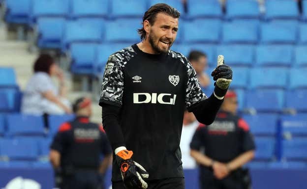 Stole Dmitrievski tras ganar un partido de la presente temporada.  AFP
