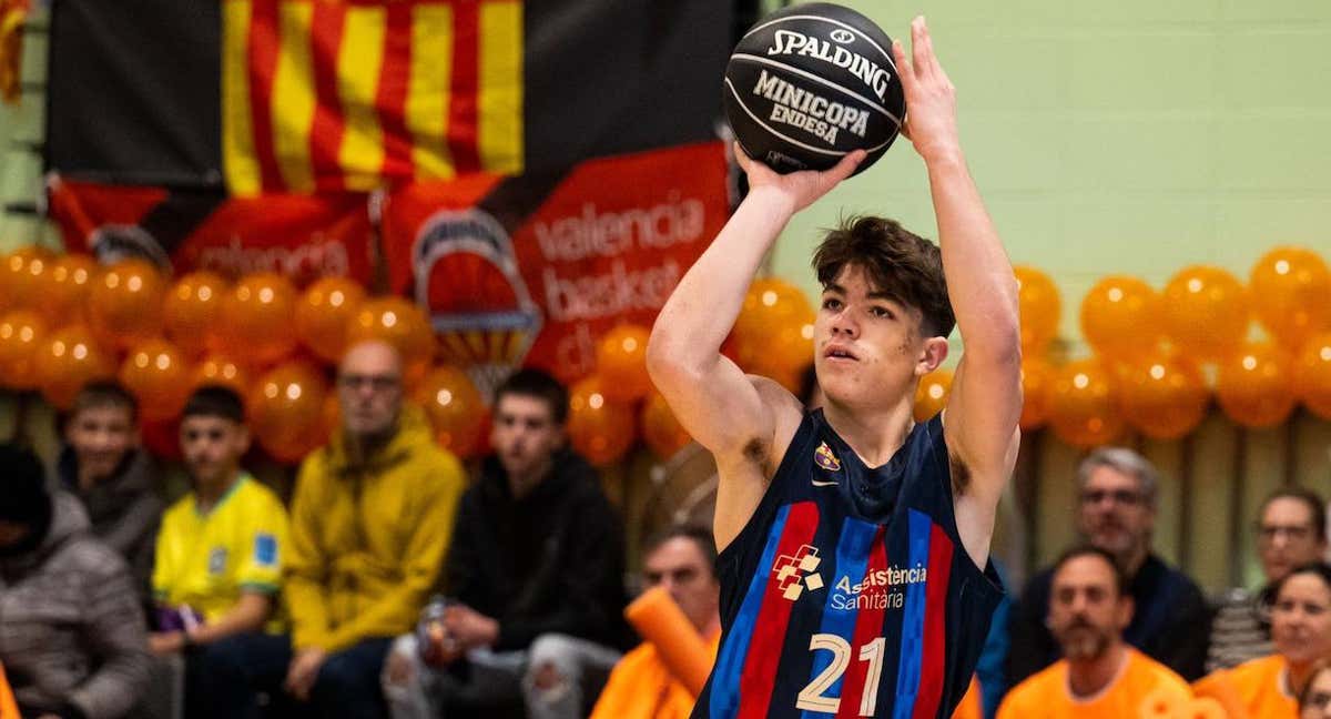 Un jugador del Barça lanza a canasta durante el encuentro de semifinales. /FCBB