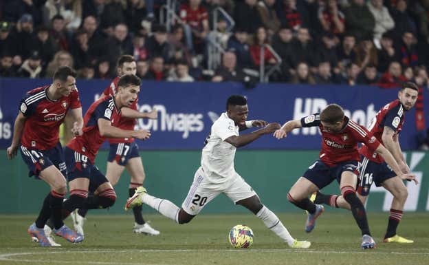 Vinicius, rodeado de hasta cuatro jugadores de Osasuna.  EFE