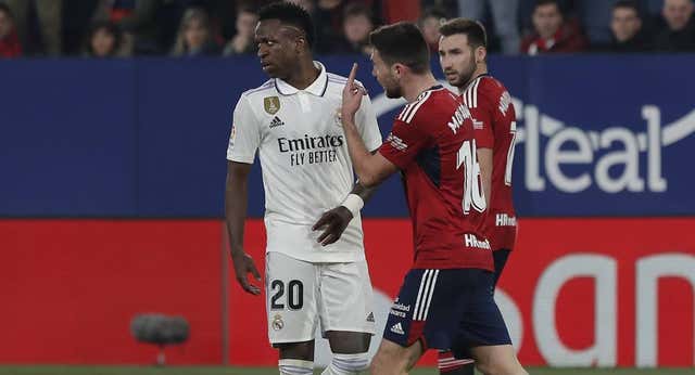 Vinicius en el foco: le gritaron «hijo de p…» en el minuto de silencio, insultó a Munuera y la tuvo con Moi Gómez
