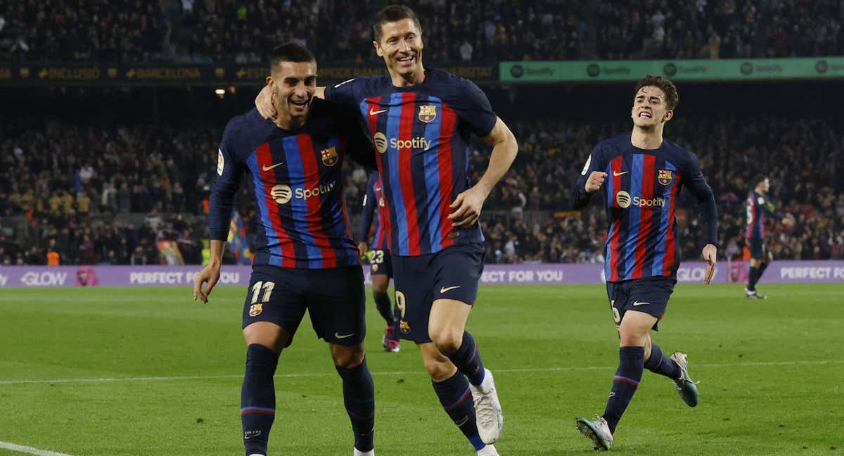 Ferran y Lewandowski celebran el segundo gol del Barça./REUTERS