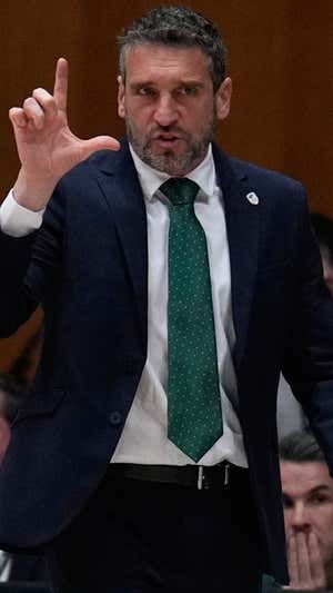 Navarro da instrucciones a sus jugadores. Efe