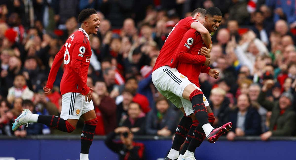 Rashford celebra con Weghorst y Jadon Sancho su segundo gol del encuentro./REUTERS