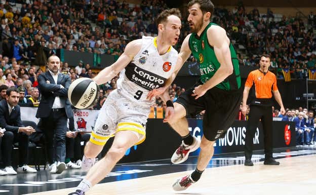 Marcelinho Huertas ante Guillem Vives. ACB Media