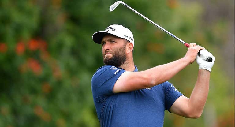 Jon Rahm, ayer, tras uno de sus golpes.