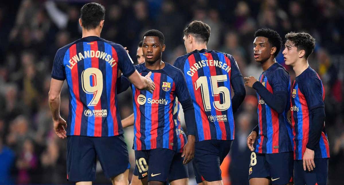 Lewandowski y Ansu celebran uno de los goles del Barça./