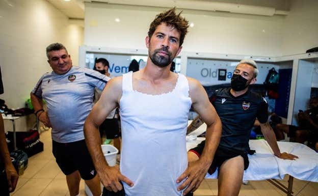 Coke, en camiseta interior, en el vestuario del Levante.  Relevo