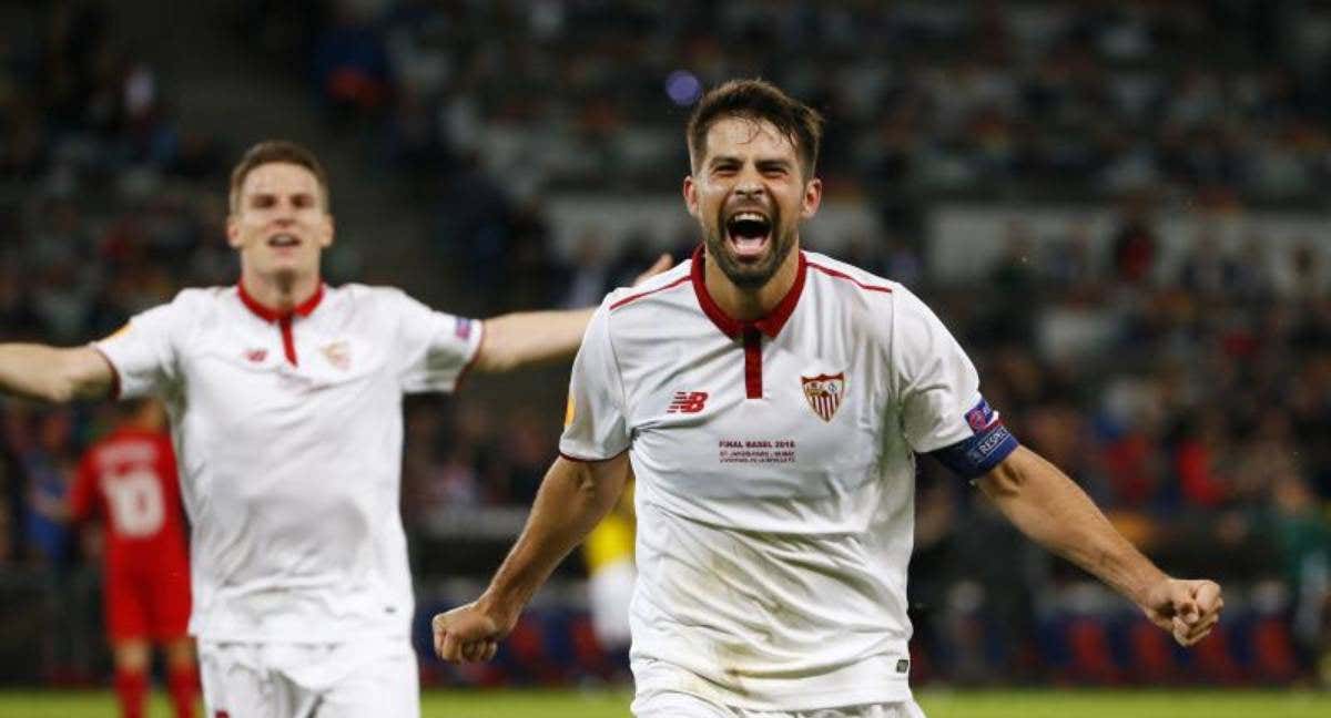 Coke celebra un tanto en la final de la Europa League ante el Liverpool.