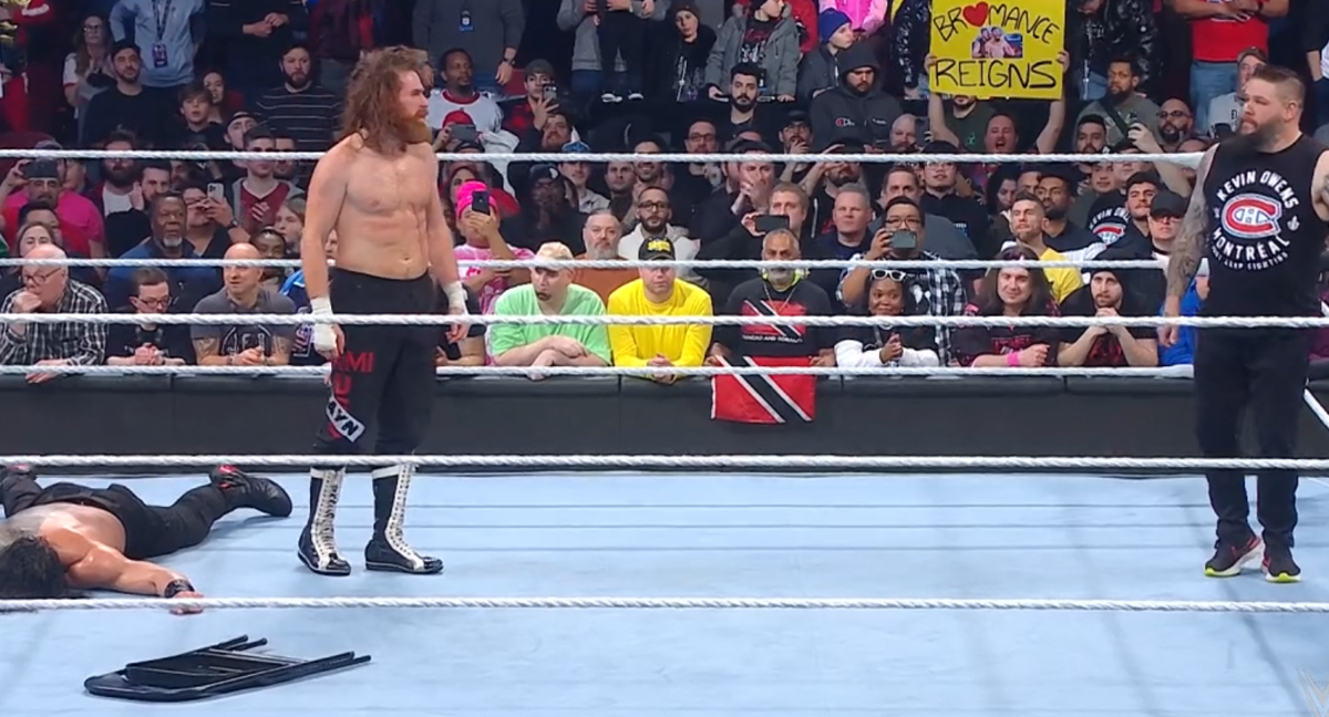 Sami Zayn y Kevin Owens se miran tras noquear a Roman Reigns en Elimination Chamber./
