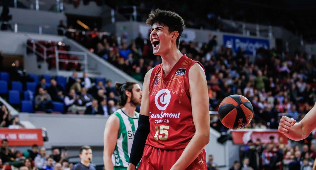 Aday Mara celebra una canasta ante el Betis./ACB Media
