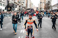 Marc Márquez mueve masas en el estreno de su documental en Gran Vía