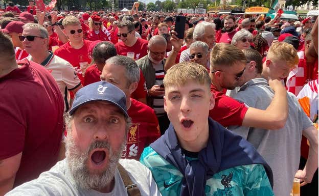 Mark y Cian en la 'fan zone' de París antes de ir hacia el estadio.