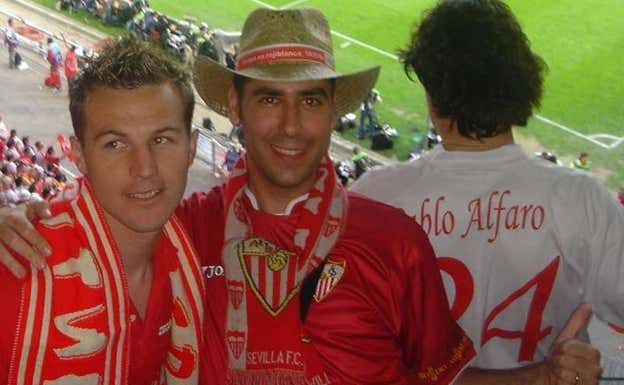 Antoñito, con Pablo Alfaro de espalda, y un aficionado en la grada del Philips Stadion. M.G.