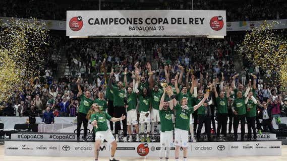La plantilla de Unicaja celebra el título de Copa. /EFE