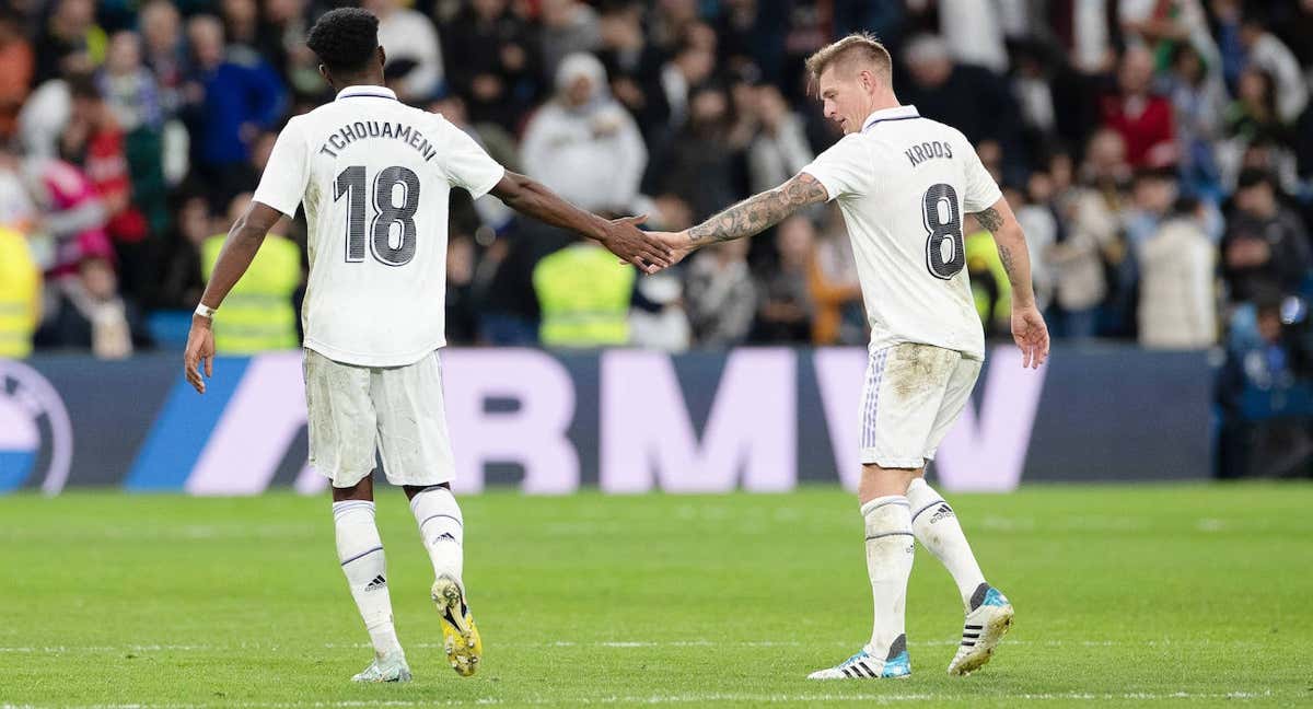 Tchouameni y Kroos se chocan la mano durante un partido.
