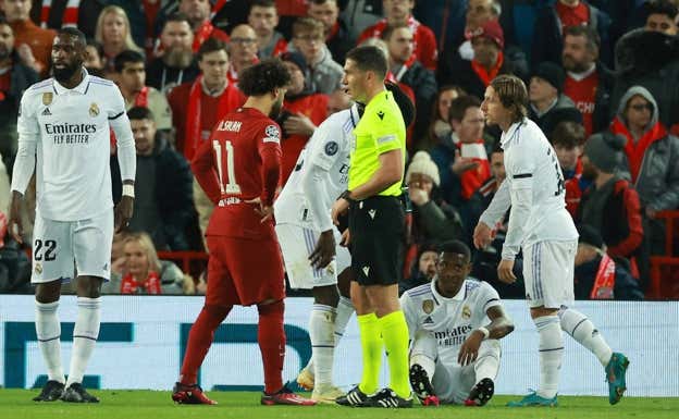 Alaba, en el suelo, tras lesionarse.  REUTERS