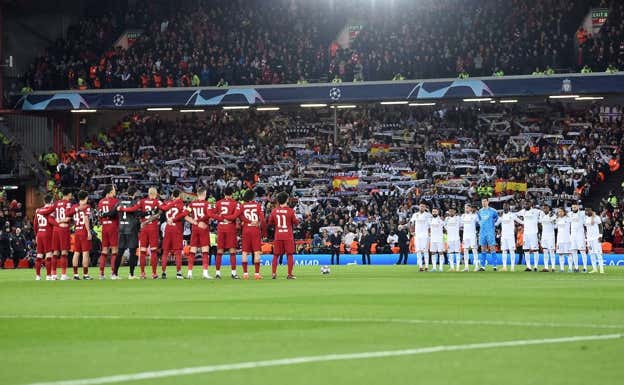 Minuto de silencio en Anfield en homenaje a Amancio.  EFE