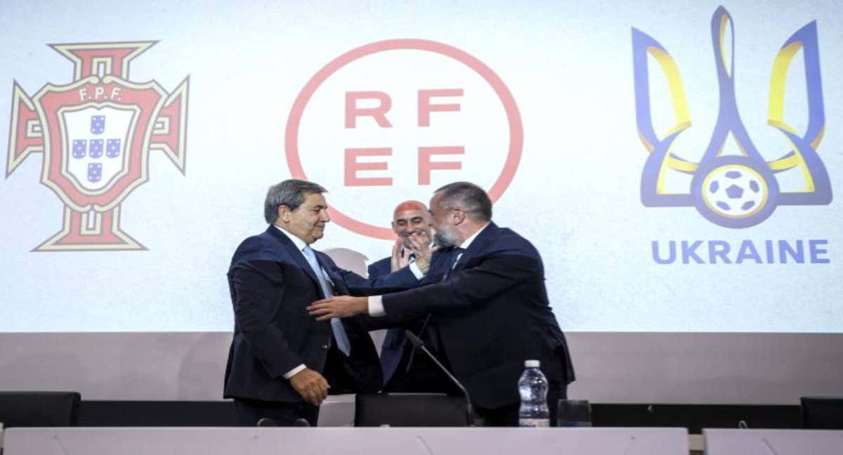 Los presidentes de las federaciones española, portuguesa y ucraniana, en un acto conjunto de la candidatura. /EFE