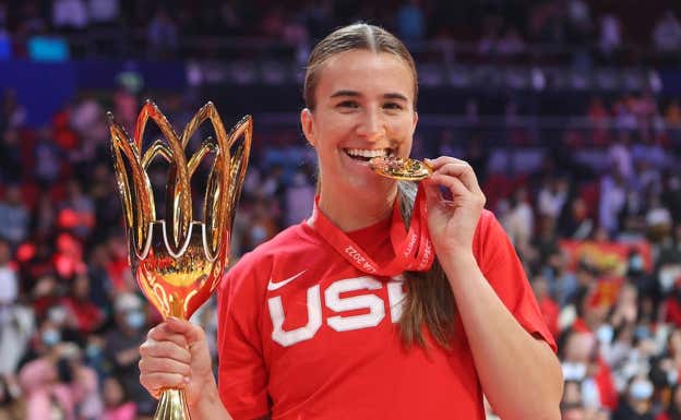 Sabrina Ionescu, tras proclamarse campeona del mundo con EE.UU. este 2022.  GETTY IMAGES