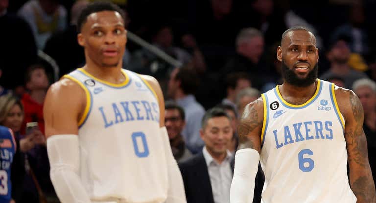 Russell Westbrook y LeBron James durante un partido con los Lakers.