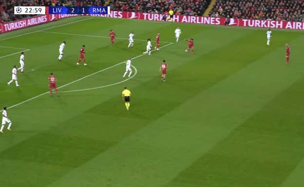 Con el Real Madrid perdiendo 2-1 y estando sometido, Vinicius no cierra su banda, sino que se queda descolgado cuando el lateral, Alexander-Arnold, está en la frontal rival. Acepta pagar un peaje sabiendo que, al pasarlo, el premio será mayor.