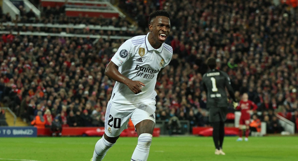 Vinícius celebrando su segundo gol en Anfield.