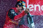 El documental de Netflix enturbia la primera victoria de Sainz en F1 con varios dardos a Ferrari