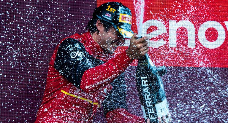 Carlos Sainz celebra su primera victoria en F1 en Silverstone 2022.