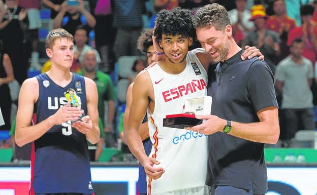 Izan Almansa, el pasado verano, recibe el MVP del Mundial sub-17 de manos de Pau Gasol.  FEB