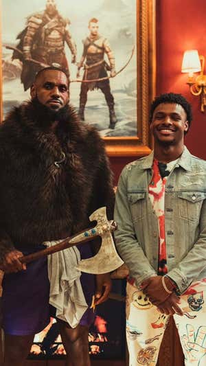 LeBron y Bronny, durante una promoción conjunta.  TWITTER