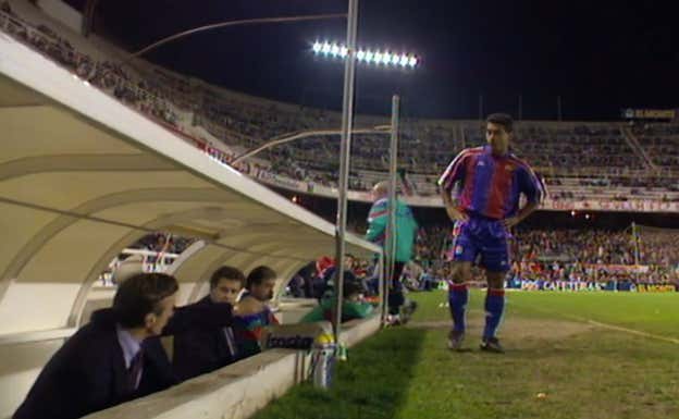 Romario conversa con Cruyff en un Sevilla-Barça en el que Cruyff le dejó en el banquillo.  Movistar