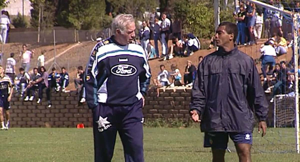 Romario, con Luis Aragonés, en la famosa escena de 'Mírame a los ojitos'. /Movistar