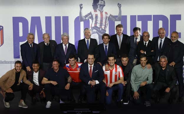 Arriba, de izquierda a derecha: Cerezo, Carlos Peña, João Mira Gomes, Martínez-Almeida, Jesús Gil, Óscar Gil, Adelardo, Antonio Alonso y Tomás Reñones; abajo: Koke, Reinildo, Fernando Torres, Fabio Futre, Paulo Futre, Paulo Jr, Abel, Solozábal y Manolo. EFE