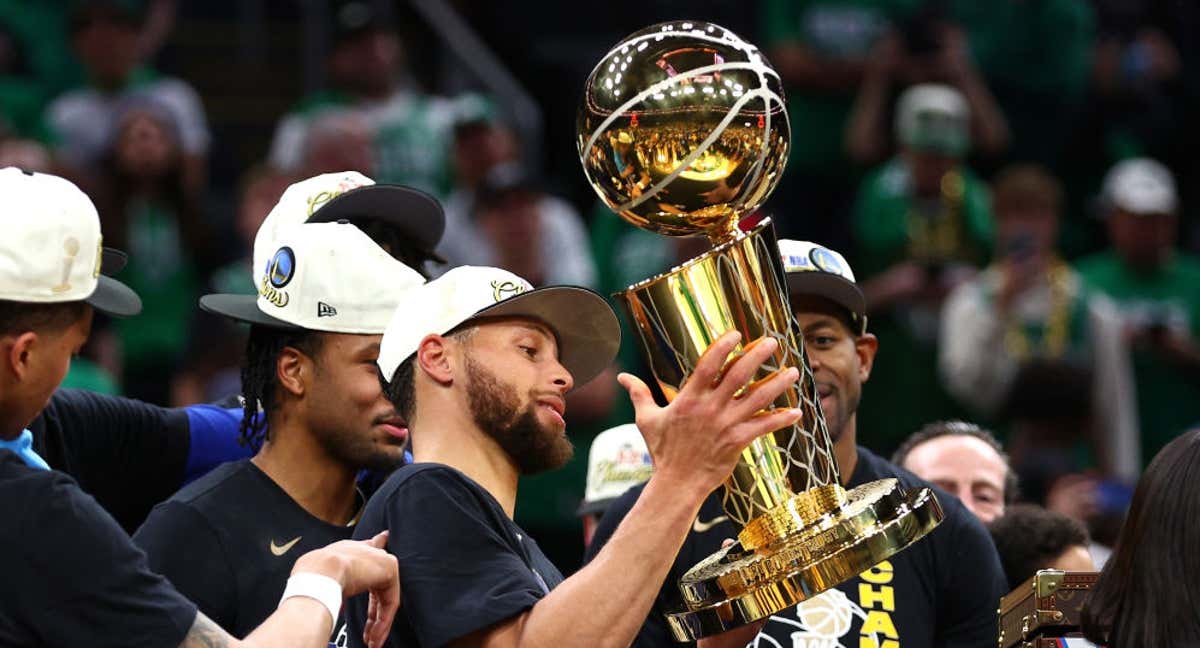 Stephen Curry  con el trofeo de campeón de la NBA conquistado la pasada temporada./Getty Images