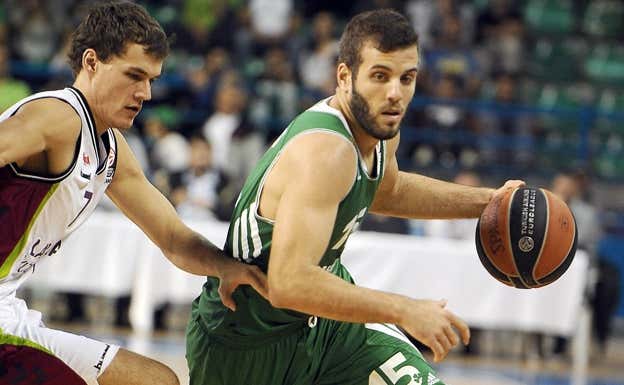 Nikos Pappas, durante su primera etapa en Panathinaikos, junto a Devon van Oostrum (Baskonia). Panathinaikos