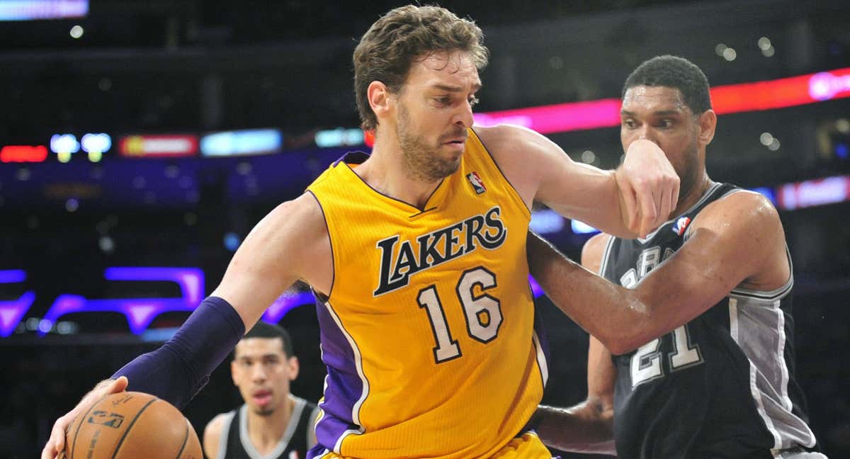 Pau Gasol frente a Tim Duncan en un partido con los Lakers./USA Today