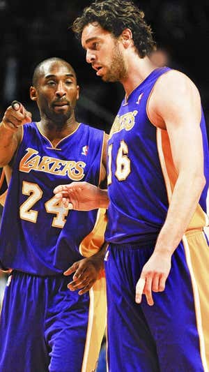Pau Gasol junto a Kobe Bryant. AFP