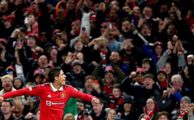 Varane celebra el triunfo con la grada de Old Trafford. Efe