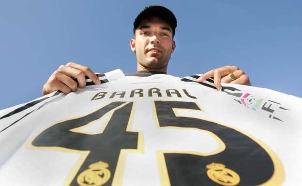 David Barral, posando para un reportaje cuando jugaba en el Madrid.