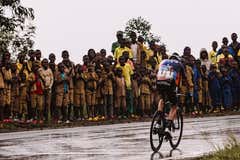 El pinchazo que frustró el renacer de Chris Froome… en Ruanda