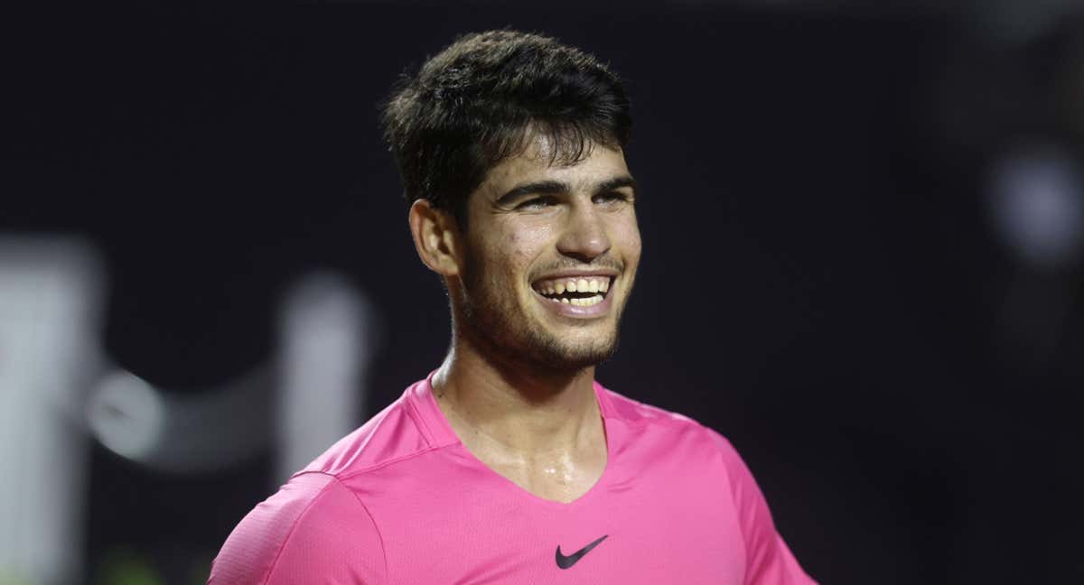 Carlos Alcaraz sonríe tras la victoria contra Lajovic/REUTERS