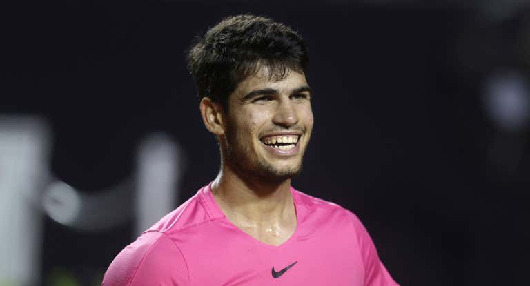 Carlos Alcaraz sonríe tras la victoria contra Lajovic