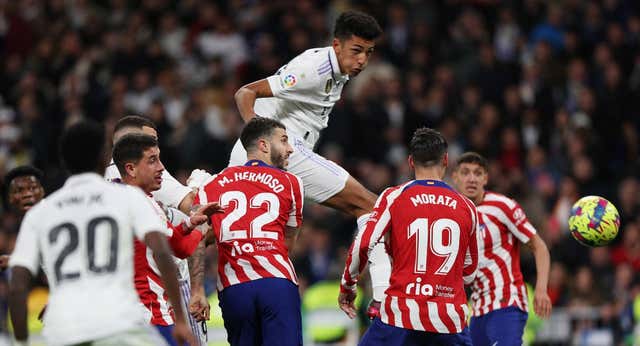 Un Atlético con cabeza aleja más al Real Madrid de LaLiga