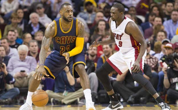 Luol Deng, durante su etapa en los Miami Heat, defendiendo a LeBron James.  GETTY IMAGES