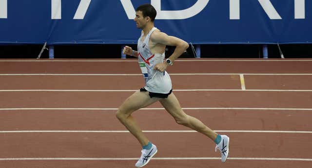 Adel Mechaal bate el histórico récord de España indoor de 1500 metros… ¡24 años después!
