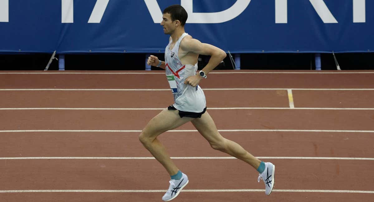 Adel Mechaal bate el récord nacional indoor de 1500 en Birmingham.