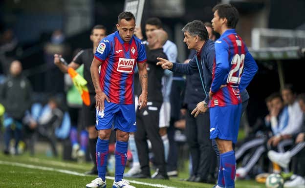 Orellana recibe órdenes de Mendilibar.  GETTY