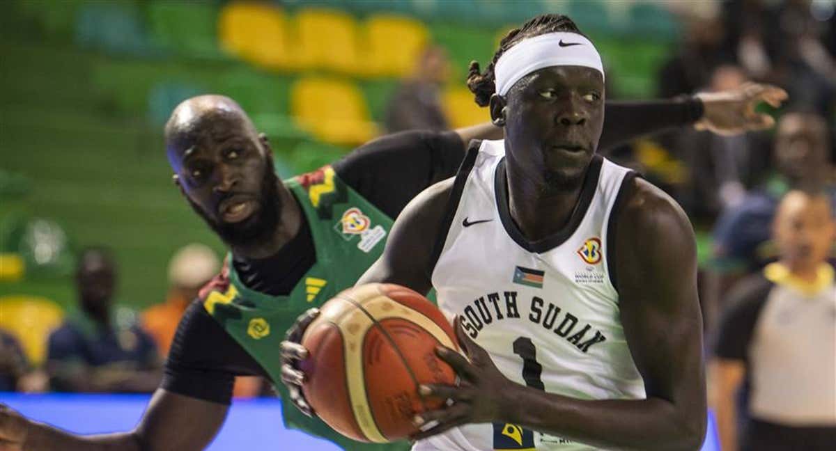 Nuni Omot, este viernes ante Senegal, durante el partido en que Sudán del Sur se clasificó para el Mundial. /FIBA