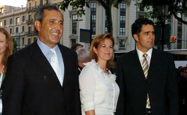 Severiano Ballesteros y Miguel Induráin, junto a la esposa del ex ciclista, en 2006.  EFE/Julián Martín