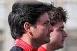 Carlos Sainz, de tú a tú con Leclerc en un Ferrari que deja dudas
